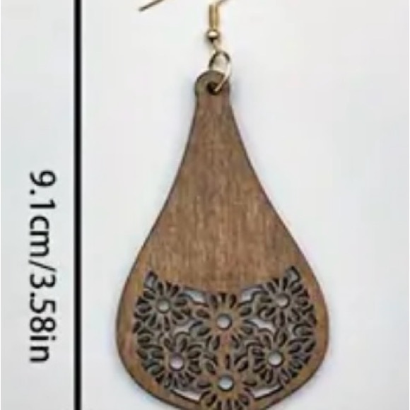 Beautiful carved wooden earrings - Picture 3 of 3